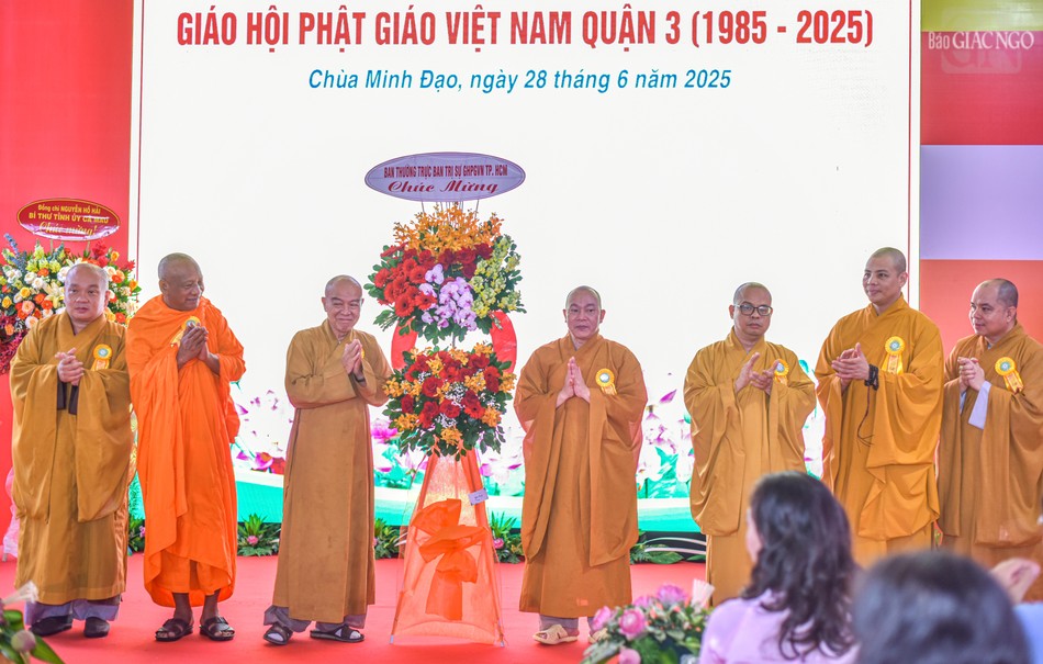 Ban Trị sự GHPGVN TP.HCM tặng hoa chúc mừng Ban Trị sự GHPGVN TP.HCM tặng hoa chúc mừng