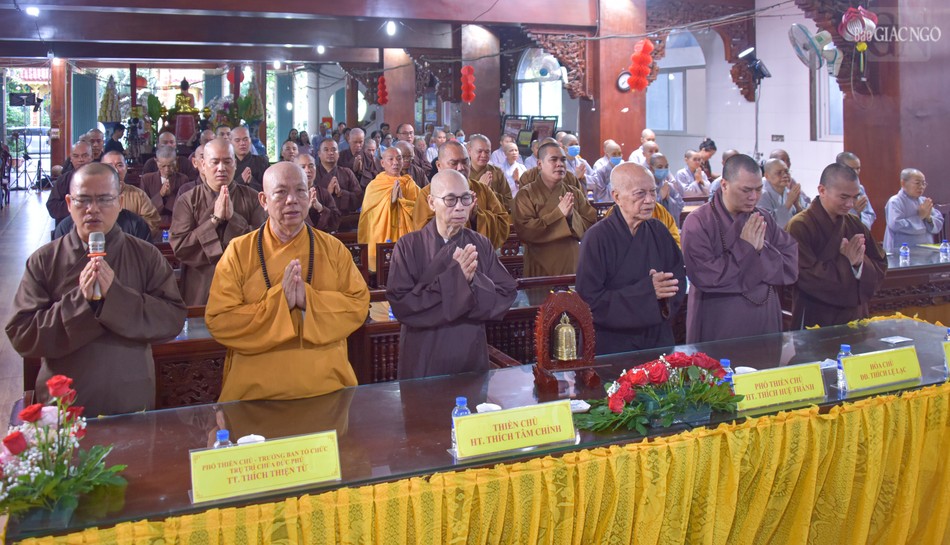 Chư tôn đức thực hiện nghi thức tâm linh trước khi bắt đầu buổi nói chuyện Chư tôn đức thực hiện nghi thức tâm linh trước khi bắt đầu buổi nói chuyện