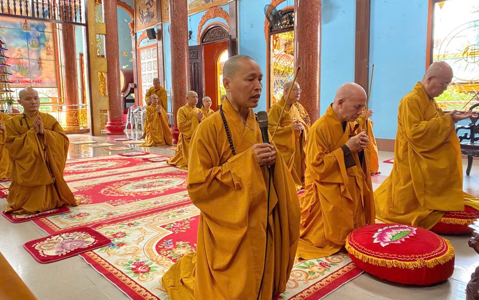 Thượng tọa Thích Minh Quang cùng chư Tăng niêm hương, đảnh lễ Tam bảo Thượng tọa Thích Minh Quang cùng chư Tăng niêm hương, đảnh lễ Tam bảo