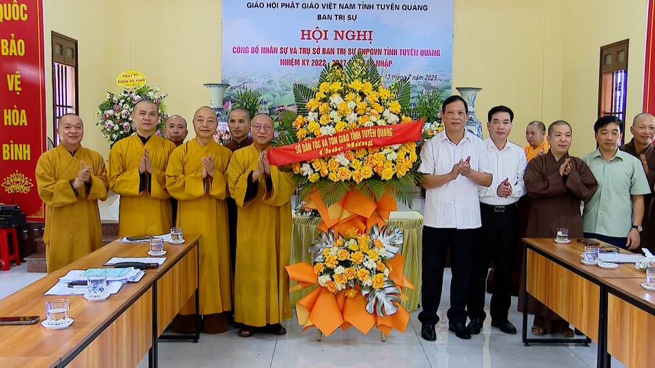 Nhiều lẵng hoa chúc mừng được gửi tặng đến Ban Trị sự Phật giáo tỉnh Tuyên Quang mới
