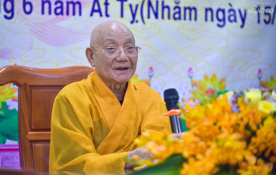 Trưởng lão Hòa thượng Thích Minh Thông sách tấn các hành giả nghiêm trì giới luật tại hạ trường chùa Pháp Võ