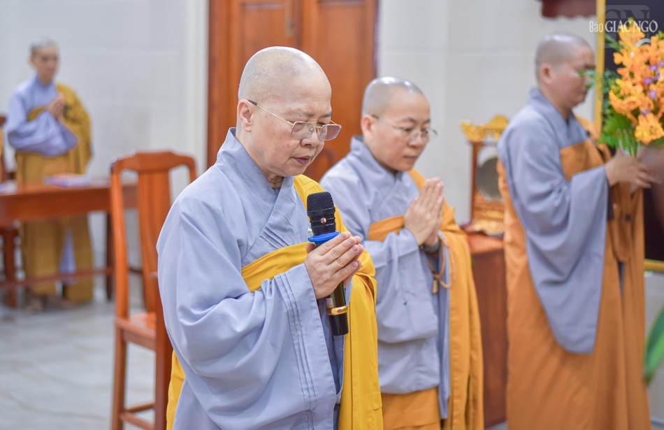 Ni trưởng Thích nữ Như Thảo dâng lời cảm tạ