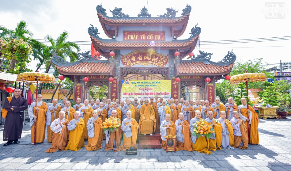 Các hành giả chụp hình lưu niệm