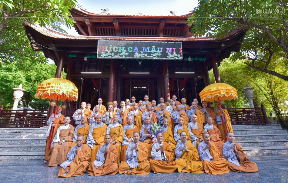 Đoàn chụp hình lưu niệm