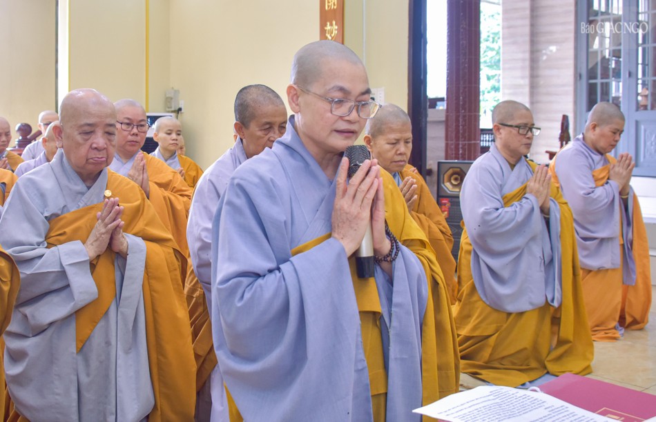 Ni sư Thích nữ Huệ Đạo, trụ trì Ni viện Phước Long báo cáo công tác tổ chức trường hạ