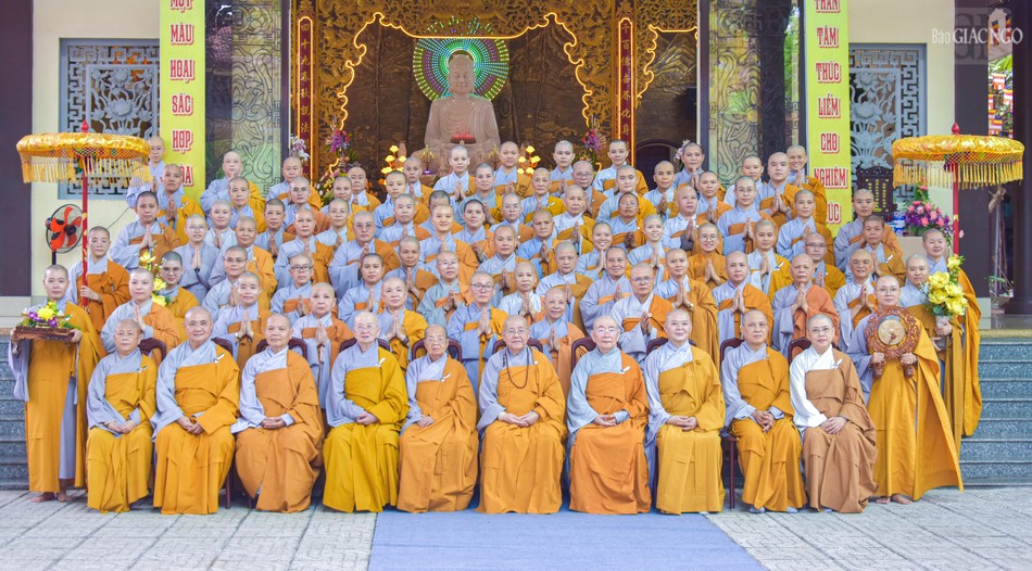 Đoàn chụp hình lưu niệm