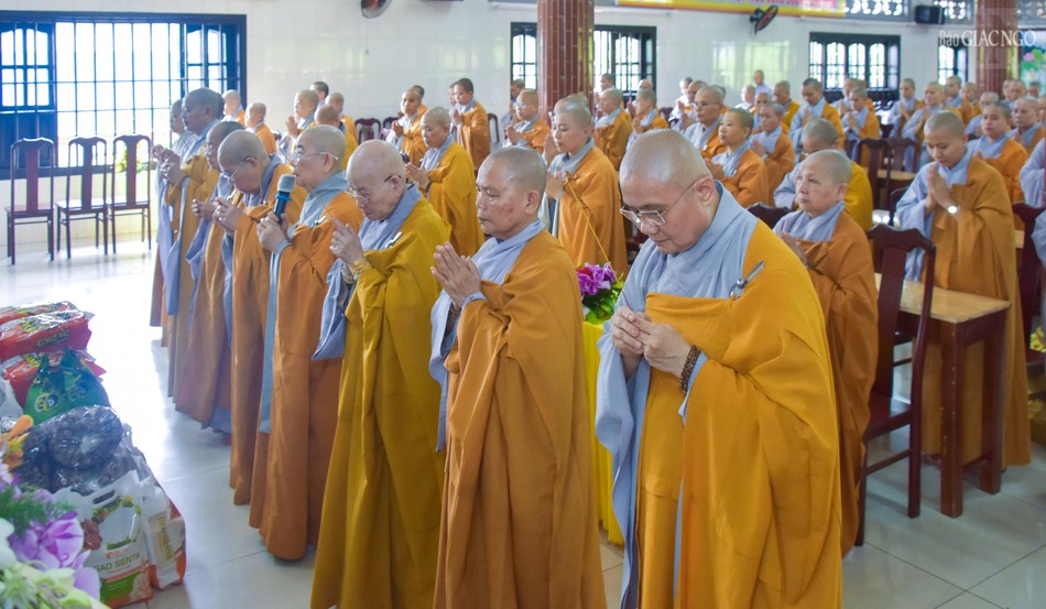 Đoàn niêm hương bạch Phật