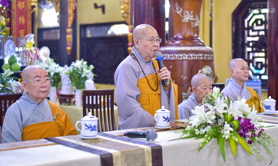 Ni trưởng Thích nữ Từ Nhẫn sách tấn hành giả