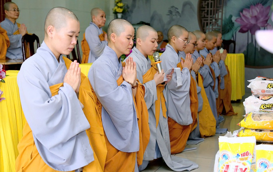 Các hành giả dâng lời cảm niệm đến chư tôn đức Phân ban Ni giới Phật giáo TP.HCM đã luôn quan tâm đến đời sống tu học của chư Ni tại hạ trường chùa Kiều Đàm