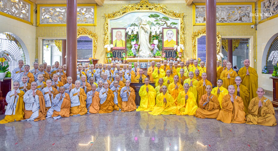 Đại chúng chụp hình lưu niệm cùng Trưởng lão Hòa thượng Thích Thiện Nhơn