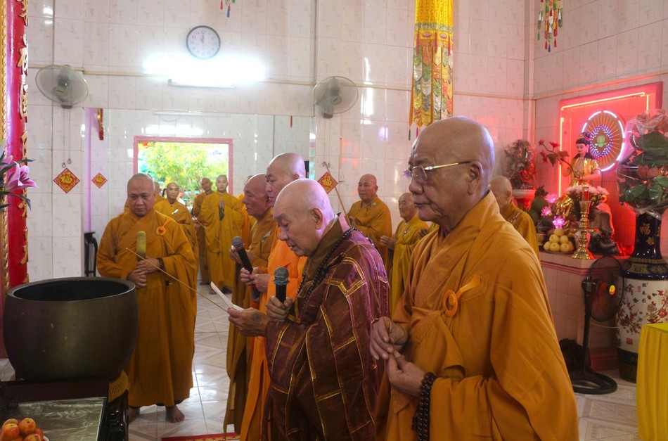 Chư Tăng tham dự Lễ Bố-tát định kỳ lần thứ 4 tại chùa Thiên Trường Chư Tăng tham dự Lễ Bố-tát định kỳ lần thứ 4 tại chùa Thiên Trường