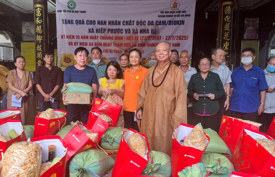 Trao tặng 50 phần quà đến nạn nhân chất độc màu da cam Trao tặng 50 phần quà đến nạn nhân chất độc màu da cam