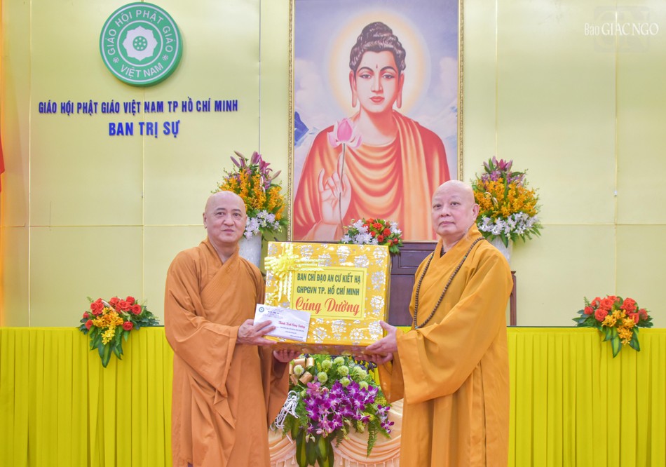 Trao phẩm vật cúng dường