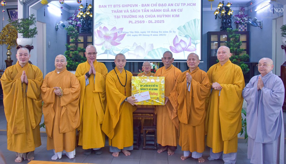 Trao phẩm vật cúng dường đến Ban Chức sự trường hạ chùa Huỳnh Kim