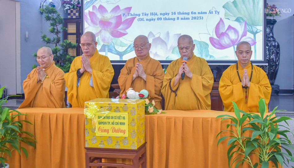 Chư tôn đức niệm Phật cầu gia hộ tại trường hạ chùa Huỳnh Kim