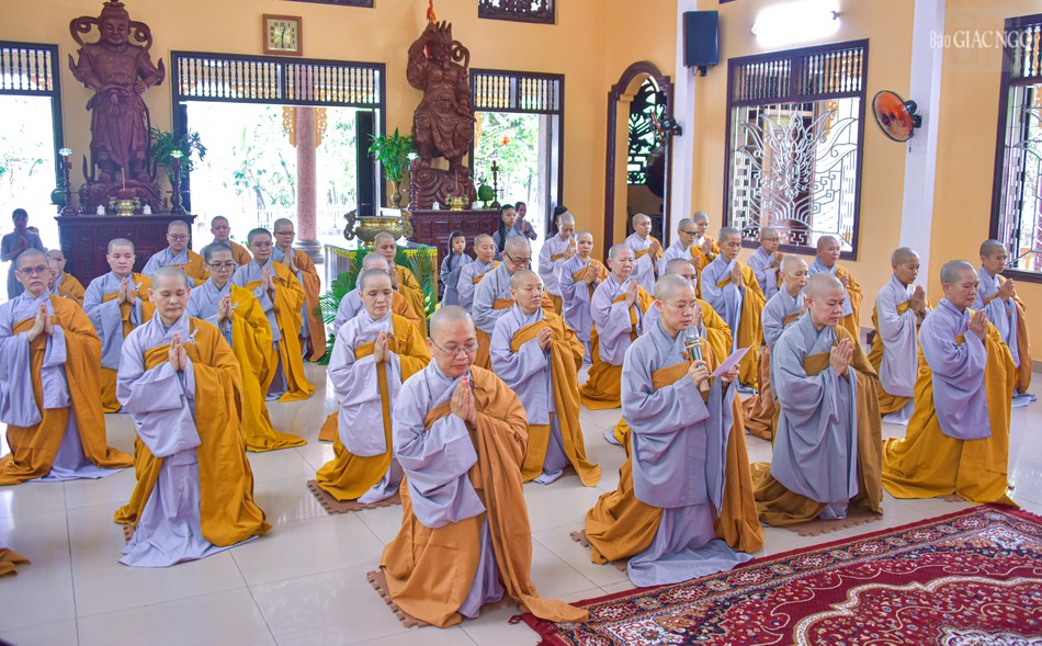 Ban Thư ký trường hạ chùa Vĩnh Phước báo cáo chương trình tu học của các hành giả đến đoàn Ban Trị sự GHPGVN TP.HCM