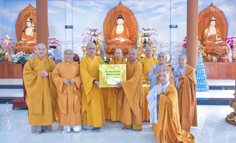 Hòa thượng Thích Tắc Huê, Ủy viên Ban Trị sự, Phó ban Hoằng pháp GHPGVN TP.HCM trao phẩm vật cúng dường đến trường hạ chùa Di Đà