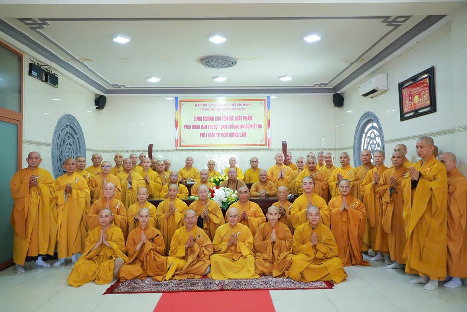 Các hành giả chụp hình lưu niệm