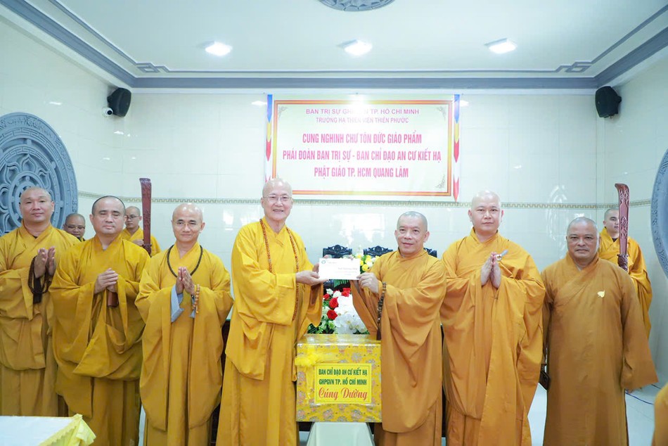 Ban Chức sự trường hạ nhận phẩm vật cúng dường của Ban Trị sự GHPGVN TP.HCM
