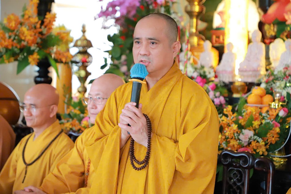 Thượng tọa Thích Tâm Hải, Ủy viên Hội đồng Trị sự, Trưởng ban Thông tin - Truyền thông GHPGVN TP.HCM sách tấn các hành giả Ni tại trường hạ chùa Liên Hoa