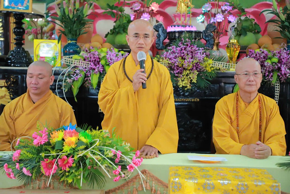 Thượng tọa Thích Thiện Quý gửi lời chúc sức khỏe đến các hành giả tại hạ trường chùa Phước Thiện