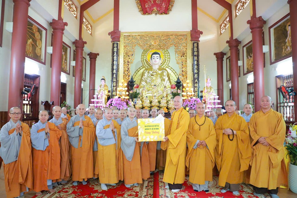 Hòa thượng Thích Chơn Không trao phẩm vật cúng dường đến Ban Chức sự trường hạ