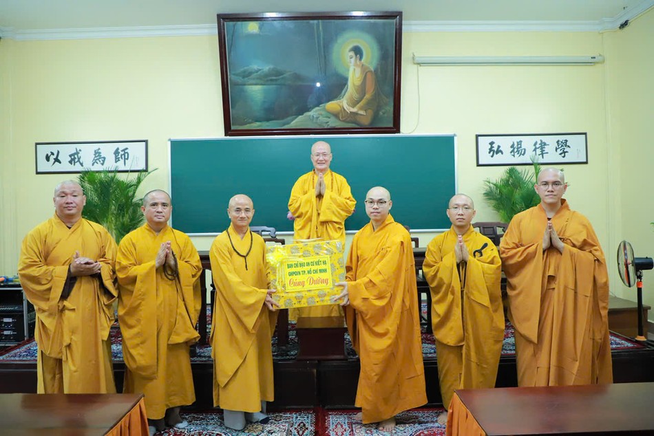 Thượng tọa Thích Thiện Quý trao phẩm vật cúng dường đến hạ trường chùa Huệ Nghiêm