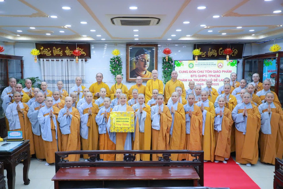 Các hành giả chụp hình lưu niệm cùng chư tôn đức Ban Trị sự GHPGVN TP.HCM