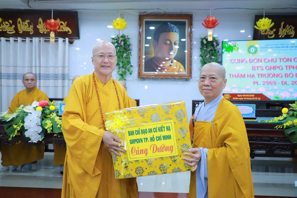 Trao phẩm vật cúng dường đến Ban Chức sự trường hạ