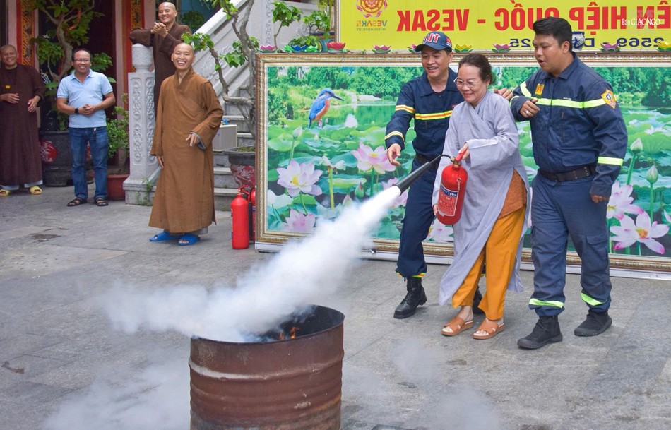 Cán bộ phòng cháy chữa cháy hướng dẫn Phật tử thực hiện kỹ năng xử lý đám cháy Cán bộ phòng cháy chữa cháy hướng dẫn Phật tử thực hiện kỹ năng xử lý đám cháy