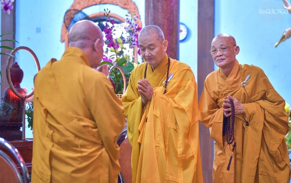 Chư vị Hòa thượng thực hiện nghi thức Tự tứ Chư vị Hòa thượng thực hiện nghi thức Tự tứ