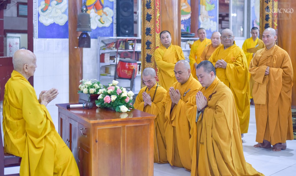 Chư hành giả thực hiện nghi thức tác pháp Tự tứ