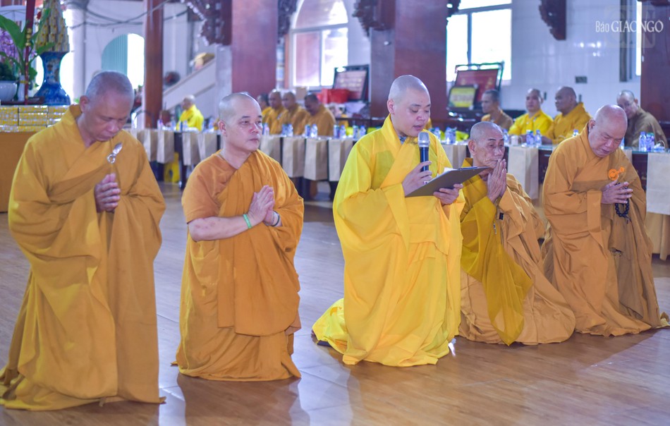 Đại diện chư hành giả an cư dâng lời tác bạch khánh tuế