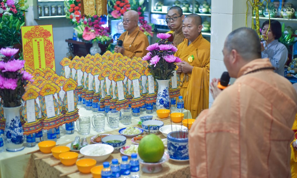 Dịp này, chư Tăng tịnh thất An Lạc cũng tổ chức cầu siêu cho các hương linh trong mùa Vu lan - Báo hiếu