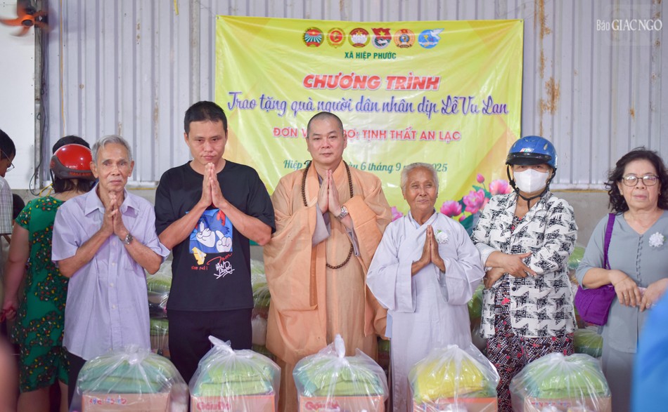 Đại đức Thích Lệ Lạc, trụ trì tịnh thất An Lạc cùng các mạnh thường quân trao quà đến người dân. Được biết, chương trình trao tặng 300 phần quà, với tổng trị giá là 105 triệu đồng