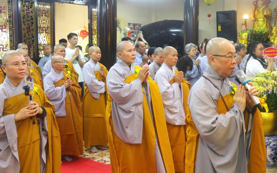 Ni trưởng Thích nữ Như Dung, quản tự chùa Huệ Lâm cùng chư Ni, Phật tử đã trang nghiêm tổ chức Đại lễ Vu lan - Báo hiếu vào ngày 6-9 - Ảnh: Hoàng Phương