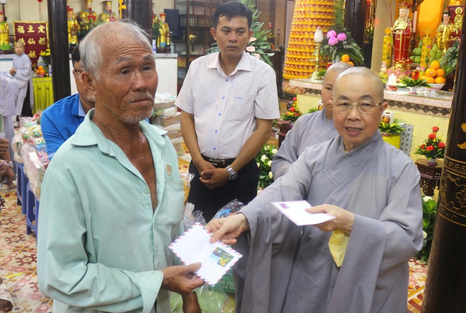 Dịp này, chùa Huệ Lâm phối hợp cùng lãnh đạo MTTQVN P.Phú Định đã trao 200 phần quà đến bà con có hoàn cảnh khó khăn tại địa phương, với tổng trị giá hơn 80 triệu đồng - Ảnh: Hoàng Phương