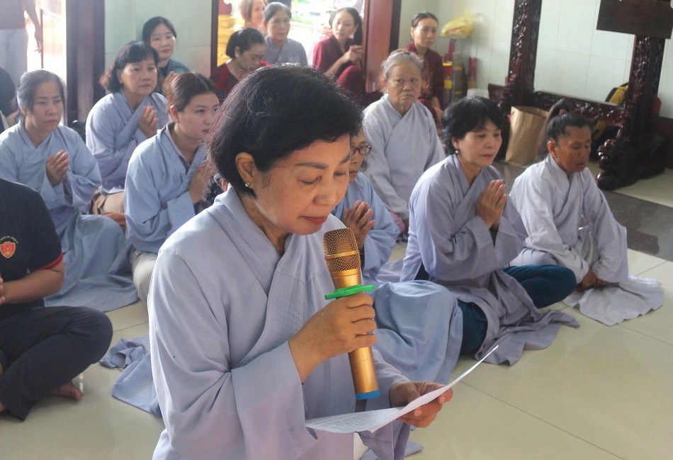 Phật tử tác bạch dâng pháp y cúng dường - Ảnh: Hoàng Phương