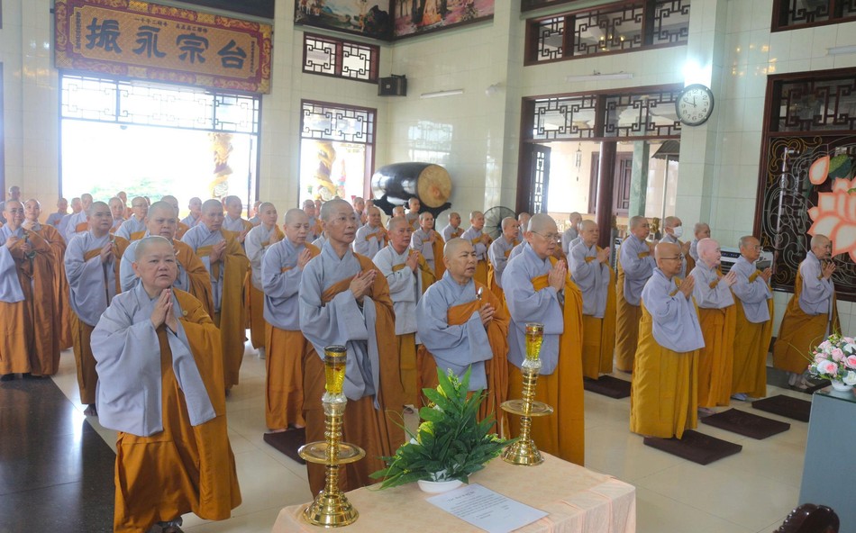 Chư Ni thực hiện nghi thức tác pháp Tự tứ cầu sự sám hối thanh tịnh sau 3 tháng an cư kiết hạ - Ảnh: Hoàng Phương