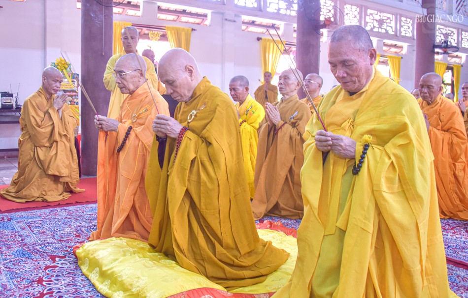 Trưởng lão Hòa thượng Thích Giác Quang, Phó Pháp chủ Hội đồng chứng minh cùng chư vị Trưởng lão Hòa thượng dâng hương tưởng niệm