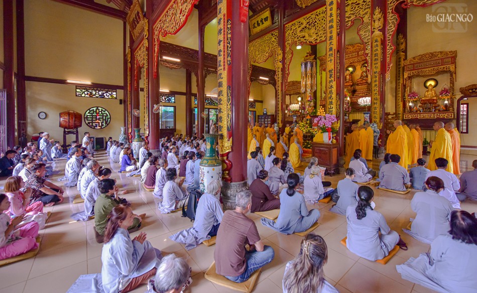 Đông đảo Phật tử về tham dự lễ tưởng niệm bậc ân sư khả kính của mình