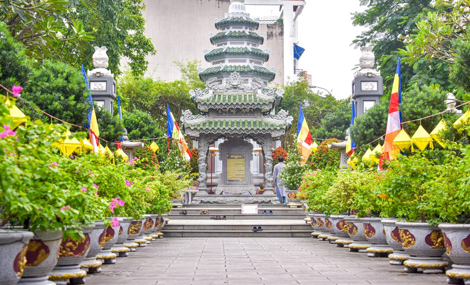 Hình ảnh bảo tháp Pháp Lạc lưu giữ nhục thân của Trưởng lão Hòa thượng Thích Minh Châu được tôn trí trong khuôn viên thiền viện Vạn Hạnh