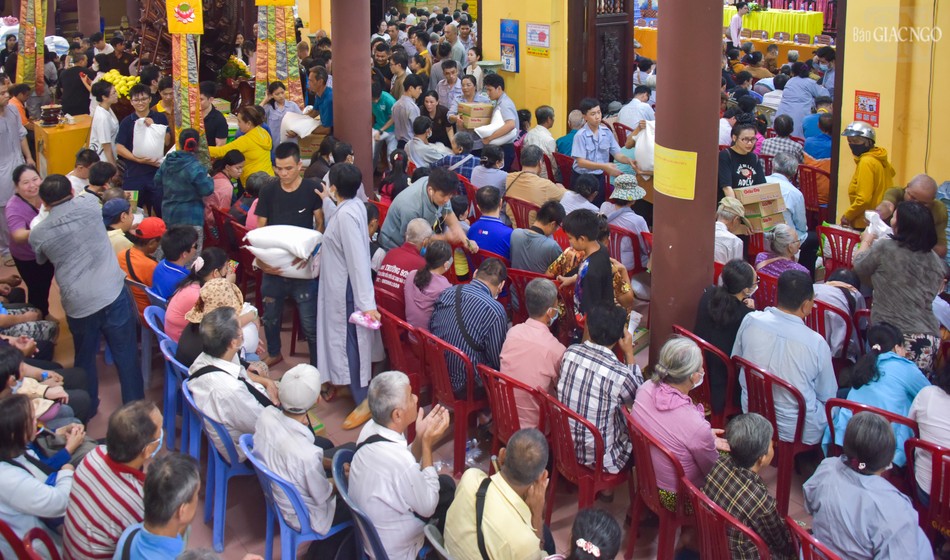 Trao quà đến người dân khiếm thị tại tổ đình Giác Lâm Trao quà đến người dân khiếm thị tại tổ đình Giác Lâm
