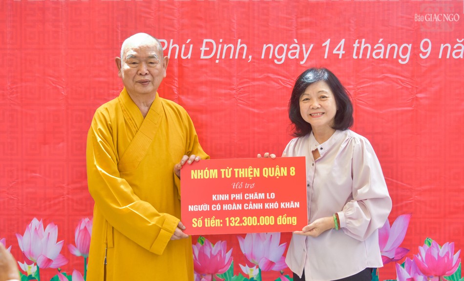 Đại diện nhóm Từ thiện Q.8 trao bảng hỗ trợ kinh phí chăm lo người có hoàn cảnh khó khăn đến Hòa thượng Thích Huệ Công Đại diện nhóm Từ thiện Q.8 trao bảng hỗ trợ kinh phí chăm lo người có hoàn cảnh khó khăn đến Hòa thượng Thích Huệ Công