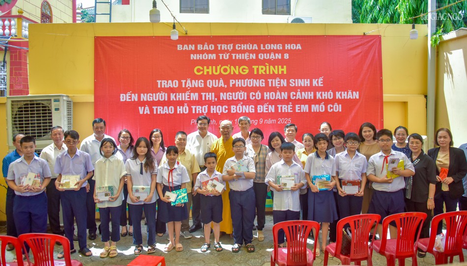 Trao học bổng đến các em học sinh Trao học bổng đến các em học sinh