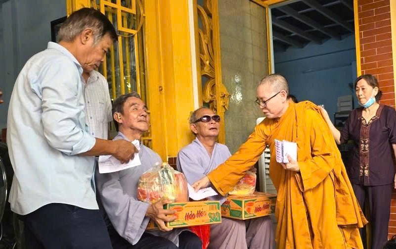 Ni sư Thích nữ Anh Liên trao quà đến người khiếm thị Ni sư Thích nữ Anh Liên trao quà đến người khiếm thị