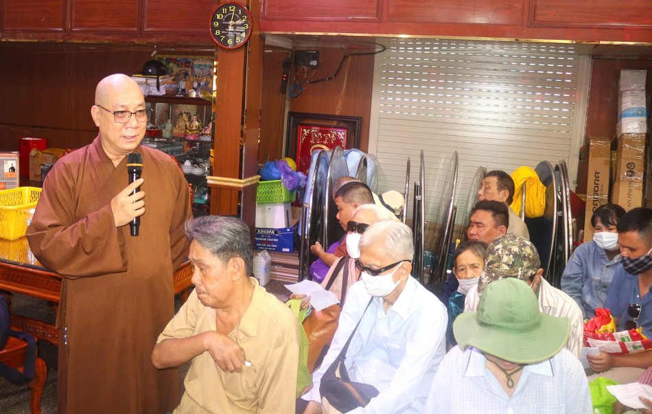 Thượng tọa Thích Trí Trường thăm hỏi sức khỏe người dân Thượng tọa Thích Trí Trường thăm hỏi sức khỏe người dân
