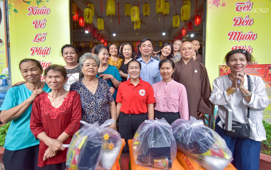 Chương trình trao tặng 350 phần quà, với tổng số tiền hơn 260 triệu đồng Chương trình trao tặng 350 phần quà, với tổng số tiền hơn 260 triệu đồng