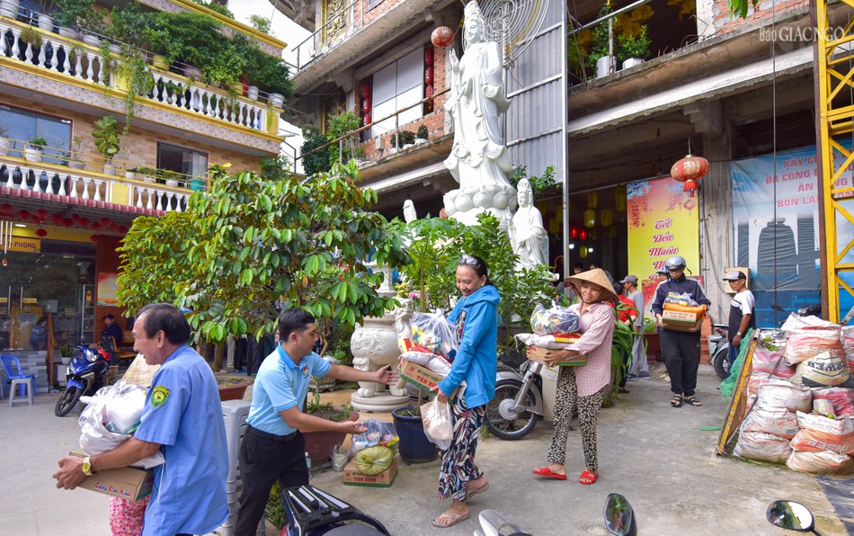 Người dân vui vẻ trở về sau khi nhận quà Người dân vui vẻ trở về sau khi nhận quà