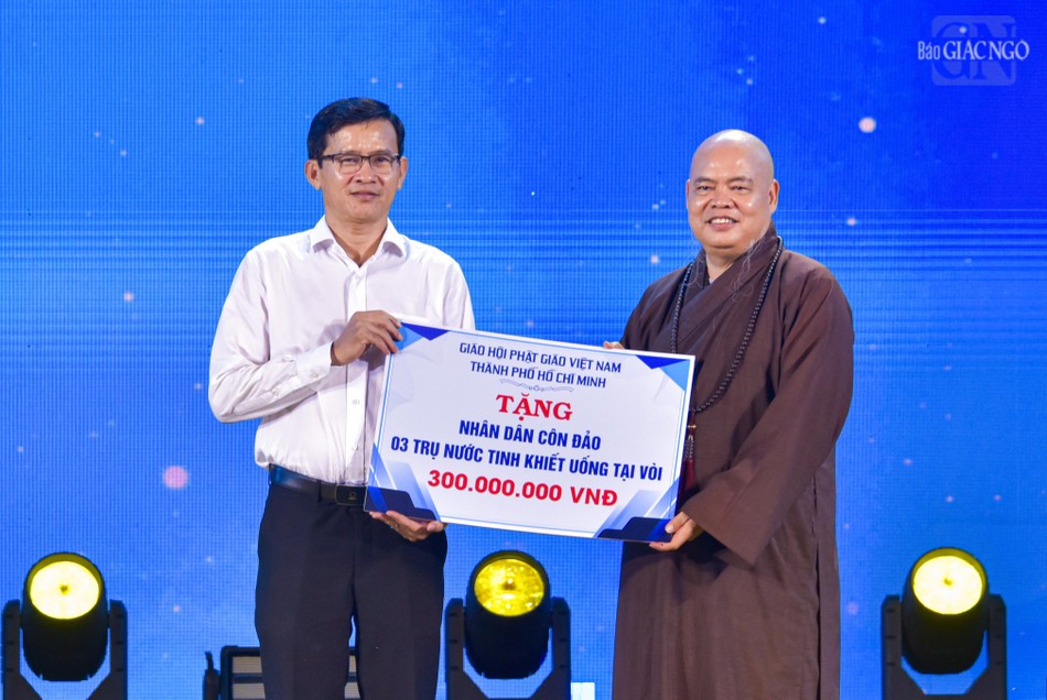 Thượng tọa Thích Thanh Phong, Phó Chủ tịch Hội đồng Trị sự, Phó Trưởng ban Thường trực Ban Trị sự GHPGVN TP.HCM thay mặt GHPGVN TP.HCM trao tặng 300 triệu đồng để lắp đặt 3 trụ nước uống tinh khiết tặng nhân dân đặc khu Côn Đảo